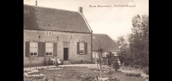 Ansichtkaart van Huize Muiswinkel Ravenswaaij. De boer zit met zijn gezin op de bank voor de boerderij met schuur en hooiberg.