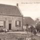 Ansichtkaart van Huize Muiswinkel Ravenswaaij. De boer zit met zijn gezin op de bank voor de boerderij met schuur en hooiberg. © Gelderland in Beeld, 40811.