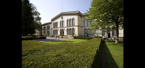 Voorzijde van het hoofdgebouw van landgoed Bronbeek.