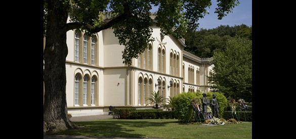 Hoofdgebouw van landgoed Bronbeek met KNIL monument.