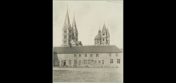 Zicht op zuidgevel klooster en kerktorens munsterabdij Roermond, vóór de sloop in 1924.