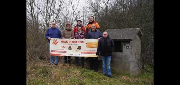 De organisatoren van Walk in Freedom bij de luchtbeschermingsbunker