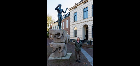 Ria Kester staat voor het huis waar zij vanuit haar studentenkamer uitzicht had op Hotel de Wereld in Wageningen.