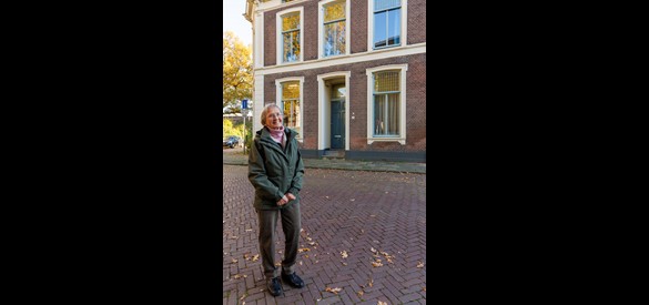 Ria Kester staat voor het voormalige gebouw van de Wageningse Vrouwelijke Studenten Vereniging (WVSV) in de Niemeijerstraat.