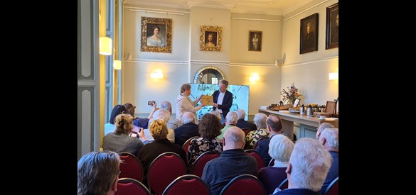 Het eerste exemplaar van de Canon van West Betuwe wordt uitgereikt aan wethouder Rutger van Stappershoef.