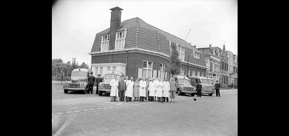 Groepsfoto van het GG&GD-personeel in Nijmegen midden jaren ’50. Kees Rooijens is inmiddels chef en is de zevende persoon van links op deze foto.
