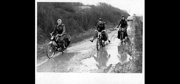 Wijkverpleegkundigen op de bromfiets.