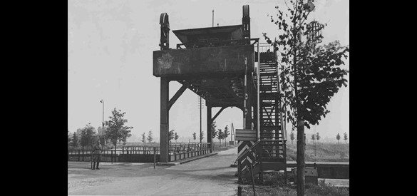 Hefbrug over schutsluis in het Maas en Waalkanaal, 1940.