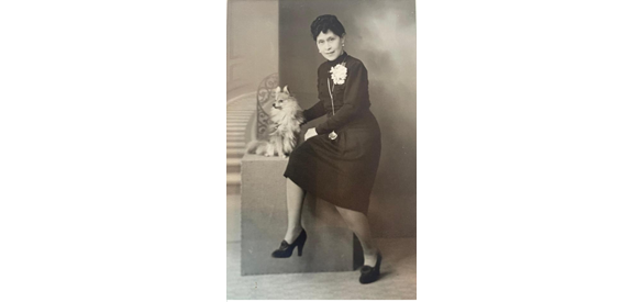 Maria van Dalfsen, poserend met haar keeshond.