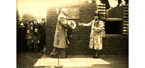 Van Dalfsen en Wildeboer bij de opening van het Mausoleum te Ede.