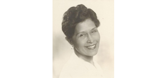 Maria van Dalfsen poserend met parels.