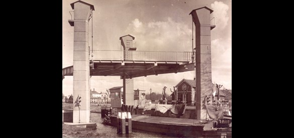 Brug over het Apeldoorns Kanaal, bij de Molenstraat in Apeldoorn, 1940-1970.