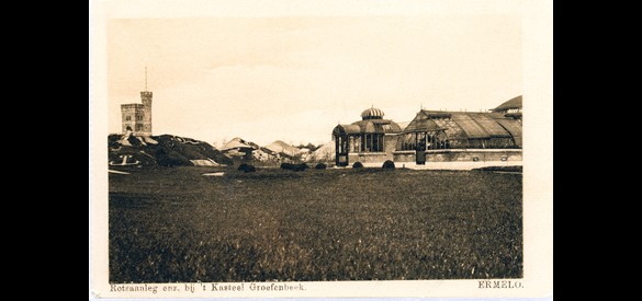 Prentbriefkaart van landgoed Oud Groevenbeek met links de watertoren en rechts de orangerie, 1914.