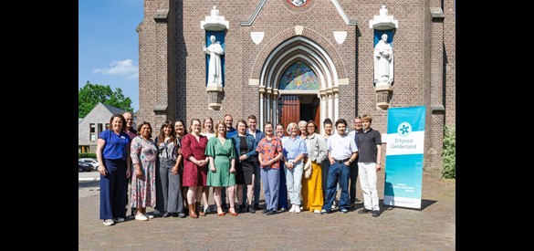 Groepsfoto, top 3 genomineerden en aanwezige juryleden.