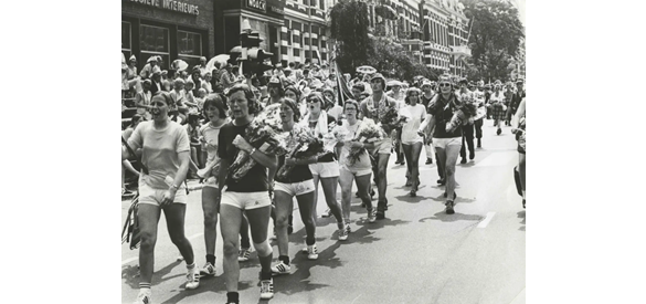 Intocht 4Daagse op de St. Annastraat, 1972.