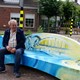 Piet Mulder op een bankje voor het gebouw waar "Bij Mulder" zat © Donald Schalk - alle rechten voorbehouden