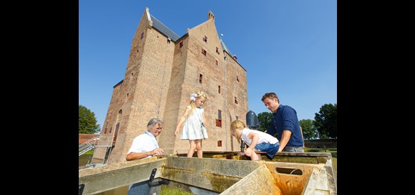 Eerst samen ontbijten en dan luisteren naar de verhalen over ridders, Hollandse Waterlinies en Hugo de Groot op Slot Loevestein - ook dat kan op De Gelderse Dag.