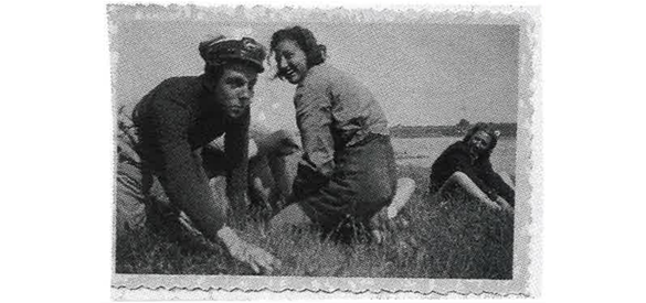 Jasonleden pauzeren even tijdens een tourtocht in 1941 of 1942.