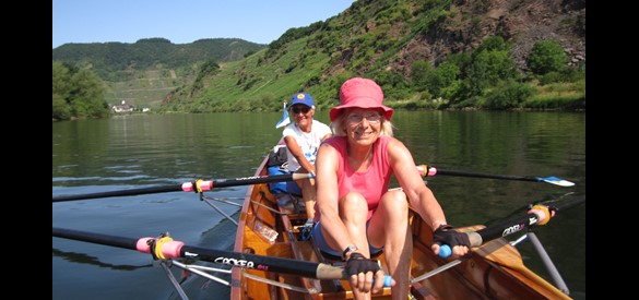 Marijke (achter) en haar ploeggenoot roeien bij Cochem (2015).