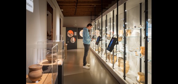 Museum Nairac laat bezoekers kennismaken met geschiedenis, kunst en archeologie.