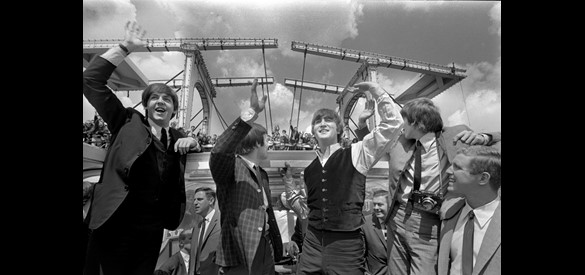 E. Posthuma de Boer, De Beatles tijdens een rondvaart door de Amsterdamse grachten, 1964.