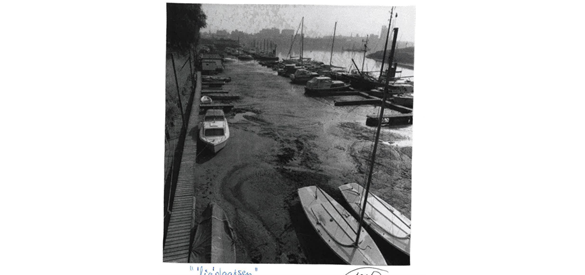 De waterstand in de haven van Jason 1991. De boten liggen op het slib. In het archief van Jason is de foto voorzien van het sarcastische bijschrift: 'Ligplaatsen'.