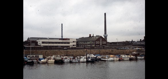 De Nieuwe Haven anno 1985. Op de voorgrond de steigers van Jason. Op de achtergrond de schoorstenen van Billiton.