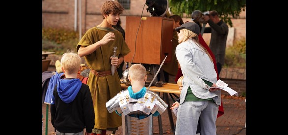 In gesprek met een re-enactor tijdens het Romeinenfestival in 2025.