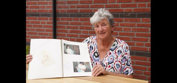 Laudy Wannet met foto's van vroeger