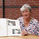 Laudy Wannet met foto's van vroeger © Donald Schalk - alle rechten voorbehouden