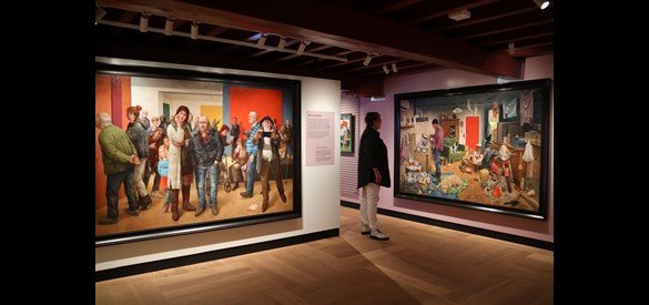 Het nieuwe schilderij Showroom (rechts), speciaal gemaakt voor het  Marius van Dokkum Museum.