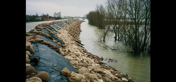 Waal bij Ochten in 1995. De landmacht heeft zandzakken aangebracht uit vrees dat de dijk het zou begeven.