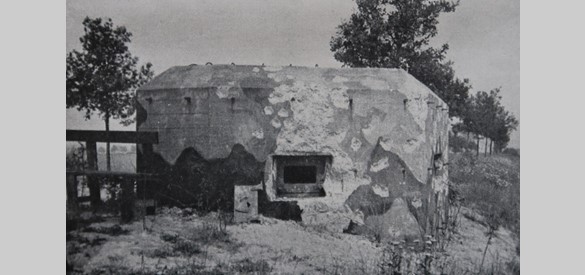Een door de Duitsers kapotgeschoten bunker bij het Maas-Waalkanaal in Heumen