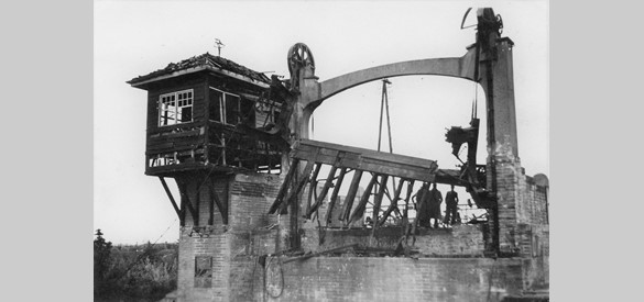 Het Nederlandse leger blaast in 1940 de brug over het kanaal in Weurt op