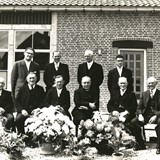 Het bestuur van de boerenbond in Ewijk bij hun 12 ½ jarig jubileum in 1958 © Collectie Arno Spin