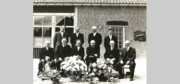 Het bestuur van de boerenbond in Ewijk bij hun 12 ½ jarig jubileum in 1958