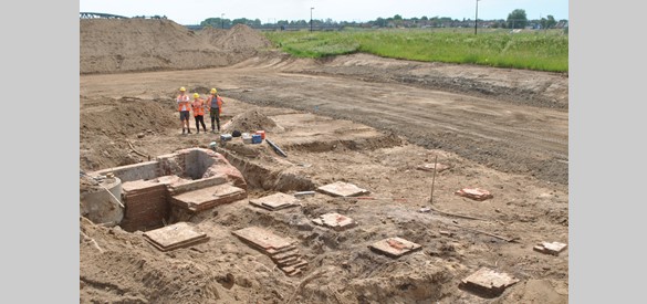 Team Archeologie Zutphen - Poeren en stoommachineblok van de 'nieuwe' zaagmolen.