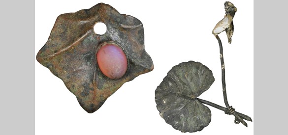 Zilveren Art Nouveau-sieraden: een oorbel in de vorm van een klimopblad met ingezette opaal en een broche in de vorm van een cyclaam