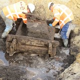Archeologen ontmantelen waterput © M. Wispelwey, CC-BY-NC-SA