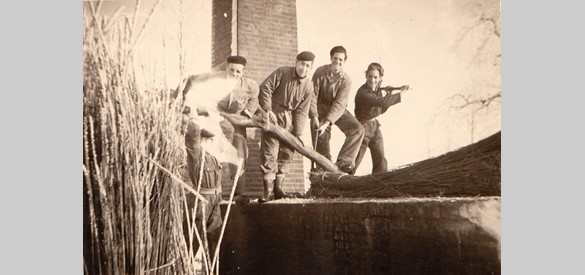 Hout weken op Berghuizen (Alphen) in 1952