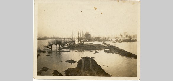 Het gat in de dijk bij Alphen en Dreumel dat met explosieven werd gemaakt om het water uit het gebied te laten stromen
