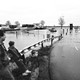 Toekijken bij de gezwollen Maas in Maasbommel © Foto: Jan Rikken