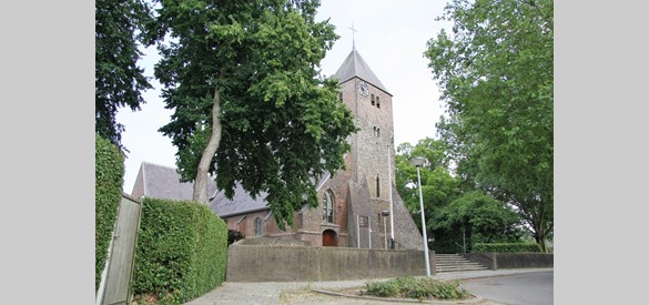 De Sint Lambertuskerk in Alphen. In de voorganger van deze kerk, waarvan nog fundamenten resteren, is Romeins tufsteen verwerkt.