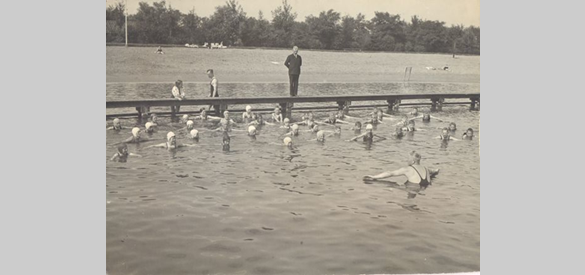 Zwemles in Strandbad Winterswijk, 1937