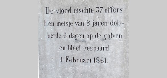 Het watersnoodmonument op de Waaldijk in Beneden-Leeuwen met een tekst gewijd aan Hanneke van Beek