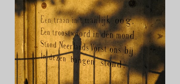 Tekst op met monument op de Waalbandijk in Beneden-Leeuwen.