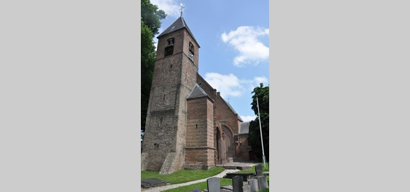 Protestantse kerk te Dreumel. Van romaans met westwerk naar pseudobasiliek
