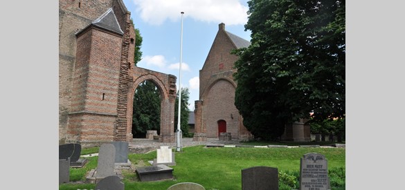 Protestantse kerk in Dreumel. Van romaans met westwerk naar pseudobasiliek