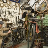 De fietsenmaker in het Oude ambachten en Speelgoedmuseum