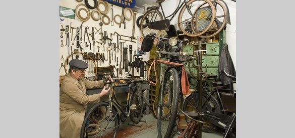De fietsenmaker in het Oude ambachten en Speelgoedmuseum